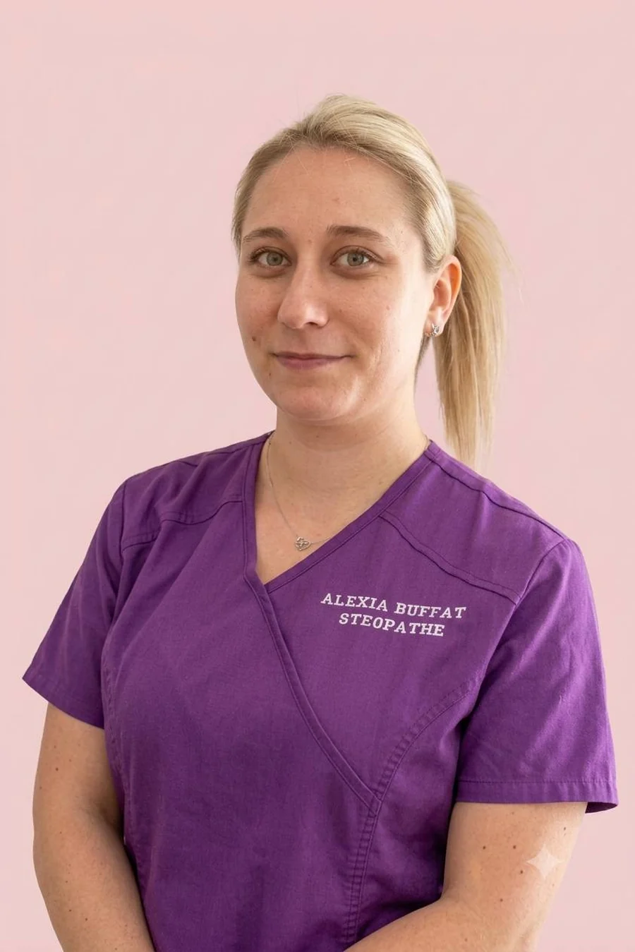Alexia Buffat, ostéopathe à Chaponost, portrait en blouse